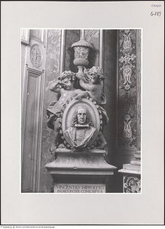 Vorderseite von ICCD [https://www.deutsche-digitale-bibliothek.de/content/lizenzen/rv-ez/] Grabmal des Giureconsulto Vincenzo Ippolito - Frontalansicht, bh520313_recto. Foto.