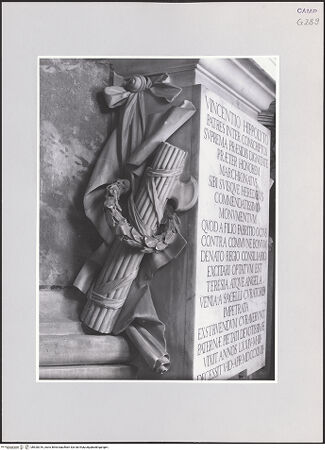 Vorderseite von ICCD [https://www.deutsche-digitale-bibliothek.de/content/lizenzen/rv-ez/] Grabmal des Giureconsulto Vincenzo Ippolito - Detail: Inschrift und Liktorenbündel, bh520316_recto. Foto.