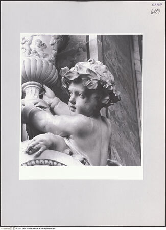 Vorderseite von ICCD [https://www.deutsche-digitale-bibliothek.de/content/lizenzen/rv-ez/] Grabmal des Giureconsulto Vincenzo Ippolito - Detail: Putto mit reliefierte Amphore, bh520317_recto. Foto.