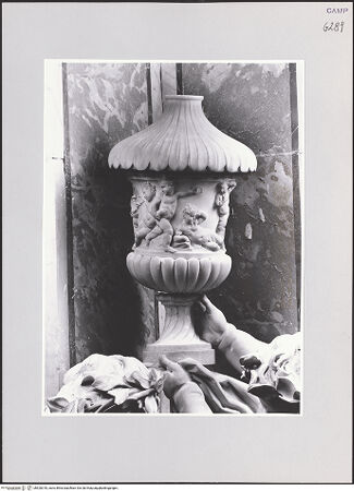 Vorderseite von ICCD [https://www.deutsche-digitale-bibliothek.de/content/lizenzen/rv-ez/] Grabmal des Giureconsulto Vincenzo Ippolito - Detail: Urne, bh520318_recto. Foto.