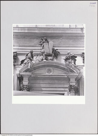 Vorderseite von ICCD [https://www.deutsche-digitale-bibliothek.de/content/lizenzen/rv-ez/] Tympanonfiguren - Gesamtansicht, bh520324_recto. Foto.