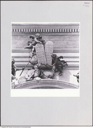 Vorderseite von ICCD [https://www.deutsche-digitale-bibliothek.de/content/lizenzen/rv-ez/] Tympanonfiguren - Detail: Putti mit den Gesetzestafeln, bh520326_recto. Foto.