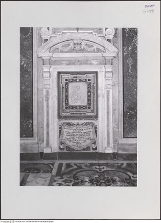 Vorderseite von ICCD [https://www.deutsche-digitale-bibliothek.de/content/lizenzen/rv-ez/] Ädikulagerahmtes Relief mit der Beweinung Christi - Gesamtansicht, bh520330_recto. Foto.