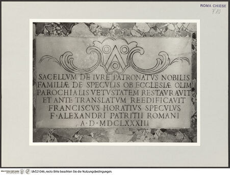 Vorderseite von Sopr. BAS ROMA [https://www.deutsche-digitale-bibliothek.de/content/lizenzen/rv-ez/] Stiftungsinschrift der Cappella Specchi (linke Seitenkapelle) - , bh521046_recto. Foto.