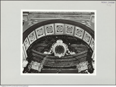Vorderseite von Sopr. BAS ROMA [https://www.deutsche-digitale-bibliothek.de/content/lizenzen/rv-ez/] San Tommaso ai CenciCappella del Crocifisso - Bogen und Altargiebel, bh521073_recto. Foto.