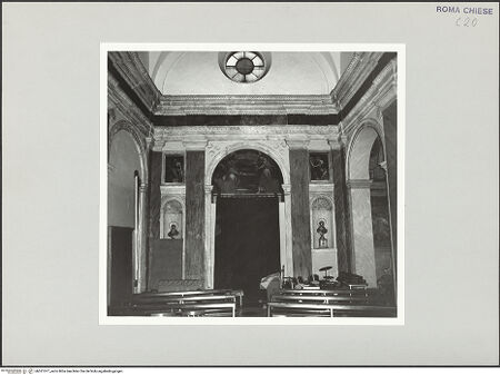 Vorderseite von Sopr. BAS ROMA [https://www.deutsche-digitale-bibliothek.de/content/lizenzen/rv-ez/] San Tommaso ai Cenci - Innenraum, Eingangswand, bh521077_recto. Foto.