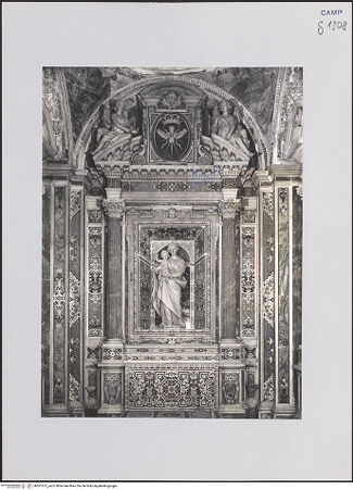 Vorderseite von ICCD [https://www.deutsche-digitale-bibliothek.de/content/lizenzen/rv-ez/] Madonna - Gesamtansicht (mit Altarausstattung), bh521675_recto. Foto.