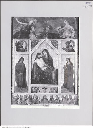 Vorderseite von ICCD [https://www.deutsche-digitale-bibliothek.de/content/lizenzen/rv-ez/] Mehrteiliges Altarbild mit der Pietà - Gesamtansicht, bh521677_recto. Foto.