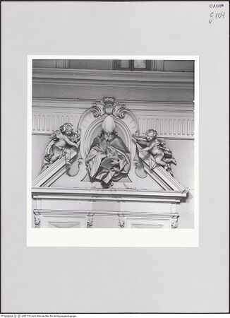 Vorderseite von ICCD [https://www.deutsche-digitale-bibliothek.de/content/lizenzen/rv-ez/] Halbfigur eines Bischofs flankiert von zwei Engeln - Gesamtansicht, bh521725_recto. Foto.