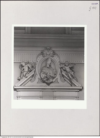 Vorderseite von ICCD [https://www.deutsche-digitale-bibliothek.de/content/lizenzen/rv-ez/] Halbfigur eines Bischofs flankiert von zwei Engeln - Gesamtansicht, bh521726_recto. Foto.