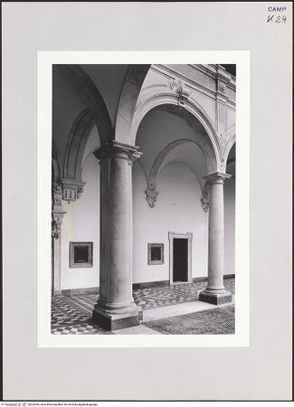 Vorderseite von Chemollo, Alessandra [https://www.deutsche-digitale-bibliothek.de/content/lizenzen/rv-ez/] Certosa di San MartinoChiostro Grande - Arkade, Detail, bh522460_recto. Foto: Chemollo, Alessandra.