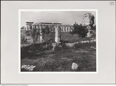 Vorderseite von Bibliotheca Hertziana [https://www.deutsche-digitale-bibliothek.de/content/lizenzen/rv-fz/] Basilica (Basilika) - Blick auf Basilica und den dahinter liegenden Neptuntempel (von Süden), bh522798_recto. Foto: Schwarz, Heinrich Mathias.