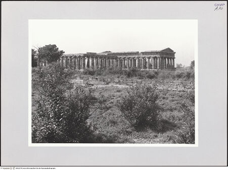 Vorderseite von Bibliotheca Hertziana [https://www.deutsche-digitale-bibliothek.de/content/lizenzen/rv-fz/] Basilica (Basilika) - Blick auf Basilica und Neptuntempel, bh522799_recto. Foto: Schwarz, Heinrich Mathias.