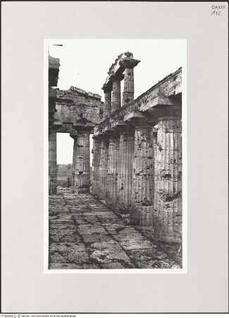 Vorderseite von Bibliotheca Hertziana [https://www.deutsche-digitale-bibliothek.de/content/lizenzen/rv-fz/] Tempio di Nettuno - Blick aus der Cella von Südosten, bh522801_recto. Foto: Schwarz, Heinrich Mathias.