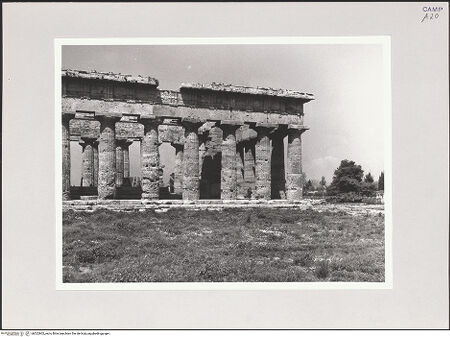 Vorderseite von Bibliotheca Hertziana [https://www.deutsche-digitale-bibliothek.de/content/lizenzen/rv-fz/] Tempio di Nettuno - Südkolonnade, Detail, bh522802_recto. Foto: Schwarz, Heinrich Mathias.