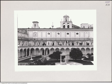 Vorderseite von Chemollo, Alessandra [https://www.deutsche-digitale-bibliothek.de/content/lizenzen/rv-ez/] Certosa di San MartinoChiostro Grande - Ansicht von Osten, bh522951_recto. Foto: Chemollo, Alessandra.