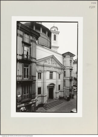 Vorderseite von Chemollo, Alessandra [https://www.deutsche-digitale-bibliothek.de/content/lizenzen/rv-ez/] Santissima Trinità - Fassade, Seitenansicht, bh523005_recto. Foto: Chemollo, Alessandra.