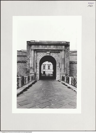 Vorderseite von Chemollo, Alessandra [https://www.deutsche-digitale-bibliothek.de/content/lizenzen/rv-ez/] Porta Napoli - Gesamtansicht, bh523020_recto. Foto: Chemollo, Alessandra.