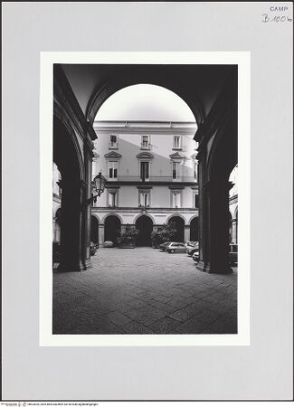 Vorderseite von Chemollo, Alessandra [https://www.deutsche-digitale-bibliothek.de/content/lizenzen/rv-ez/] Palazzo Filomarino Della Torre - Blick in den Innenhof, bh523026_recto. Foto: Chemollo, Alessandra.