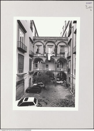 Vorderseite von Chemollo, Alessandra [https://www.deutsche-digitale-bibliothek.de/content/lizenzen/rv-ez/] Palazzo dei Duchi di Casamassima - Innenhof, bh523028_recto. Foto: Chemollo, Alessandra.