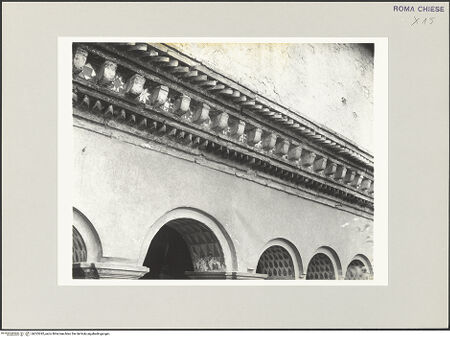 Vorderseite von Bibliotheca Hertziana [https://www.deutsche-digitale-bibliothek.de/content/lizenzen/rv-fz/] Santi Quattro CoronatiInneres - Detail, Gesims, bh523292_recto. Foto: Savio, Oscar.