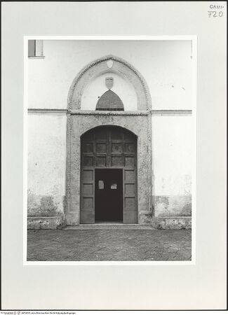Vorderseite von Bibliotheca Hertziana [https://www.deutsche-digitale-bibliothek.de/content/lizenzen/rv-fz/] San Costanzo - Fassade, Portal, bh524033_recto. Foto: Schwarz, Heinrich Mathias.