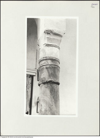 Vorderseite von Bibliotheca Hertziana [https://www.deutsche-digitale-bibliothek.de/content/lizenzen/rv-fz/] San Costanzo - Säulenvorhalle, Detail, bh524045_recto. Foto: Schwarz, Heinrich Mathias.