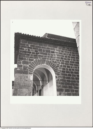 Vorderseite von Bibliotheca Hertziana [https://www.deutsche-digitale-bibliothek.de/content/lizenzen/rv-fz/] Sant'Angelo in FormisWestfassadePortikus - Vorhalle, Südseite, Bauabsatz, bh524533_recto. Foto: Schwarz, Heinrich Mathias.