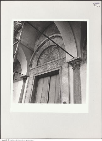 Vorderseite von Bibliotheca Hertziana [https://www.deutsche-digitale-bibliothek.de/content/lizenzen/rv-fz/] Portal - Obere Portalhälfte, Ansicht von schräg rechts, bh524536_recto. Foto: Schwarz, Heinrich Mathias.