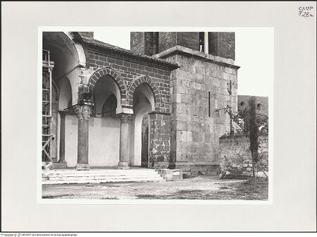 Vorderseite von Bibliotheca Hertziana [https://www.deutsche-digitale-bibliothek.de/content/lizenzen/rv-fz/] Sant'Angelo in FormisWestfassadePortikus - Teilansicht mit den beiden südlichen Seitenjochen und dem Untergeschoss des Campanile, von Nordwesten, bh524537_recto. Foto: Schwarz, Heinrich Mathias.