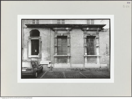 Vorderseite von Chemollo, Alessandra [https://www.deutsche-digitale-bibliothek.de/content/lizenzen/rv-ez/] Palazzo della Pilotta - Fenster im Erdgeschoss, bh524725_recto. Foto.