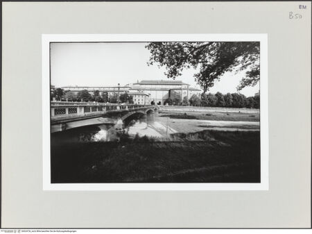 Vorderseite von Chemollo, Alessandra [https://www.deutsche-digitale-bibliothek.de/content/lizenzen/rv-ez/] Palazzo della Pilotta - Westflügel und Ponte Giuseppe Verdi, bh524726_recto. Foto.