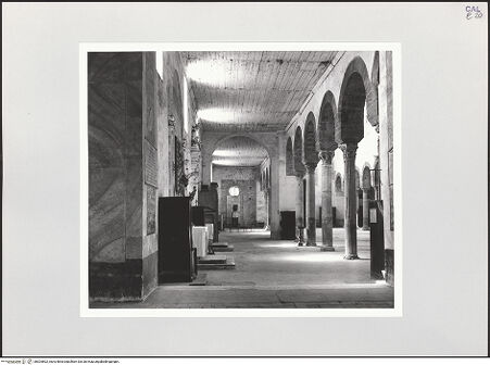 Vorderseite von Bibliotheca Hertziana [https://www.deutsche-digitale-bibliothek.de/content/lizenzen/rv-fz/] CattedraleSüdseitenschiff - Blick in Richtung Innenfassade, bh524802_recto. Foto: Schwarz, Heinrich Mathias.