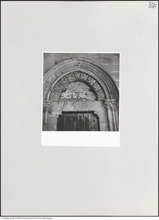 Vorderseite von Bibliotheca Hertziana [https://www.deutsche-digitale-bibliothek.de/content/lizenzen/rv-fz/] Portal zur Kapelle des Heiligen Josef - Tympanon und Türsturz, bh524807_recto. Foto: Schwarz, Heinrich Mathias.