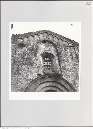 Vorderseite von Bibliotheca Hertziana [https://www.deutsche-digitale-bibliothek.de/content/lizenzen/rv-fz/] CattedraleWestfassade - Mittelrisalit, Fenster, bh524818_recto. Foto: Schwarz, Heinrich Mathias.