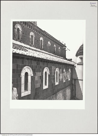 Vorderseite von Bibliotheca Hertziana [https://www.deutsche-digitale-bibliothek.de/content/lizenzen/rv-fz/] DuomoNordfassade - Langhaus von Nordosten, bh525104_recto. Foto: Schwarz, Heinrich Mathias.