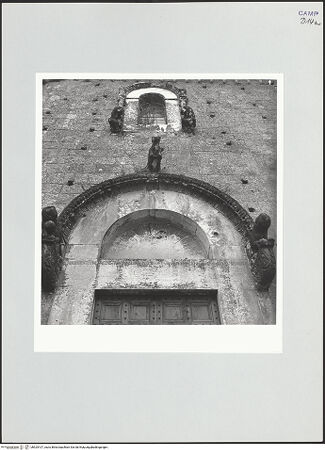 Vorderseite von Bibliotheca Hertziana [https://www.deutsche-digitale-bibliothek.de/content/lizenzen/rv-fz/] Hauptportal - Archivolte und Tympanon, bh525107_recto. Foto: Schwarz, Heinrich Mathias.