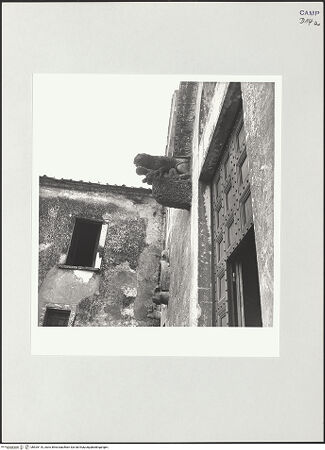 Vorderseite von Bibliotheca Hertziana [https://www.deutsche-digitale-bibliothek.de/content/lizenzen/rv-fz/] Hauptportal - Linke Konsole, bh525110_recto. Foto: Schwarz, Heinrich Mathias.