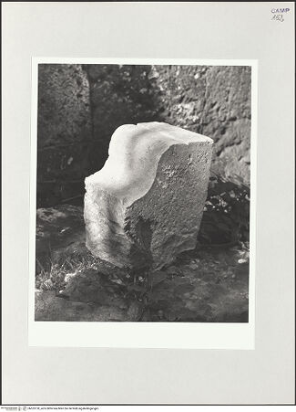 Vorderseite von Bibliotheca Hertziana [https://www.deutsche-digitale-bibliothek.de/content/lizenzen/rv-fz/] Arco di Federico II (Porta Capuana)Nordturm - Obergeschoss des Turmes, Gesimsfragment, bh525120_recto. Foto: Schwarz, Heinrich Mathias.