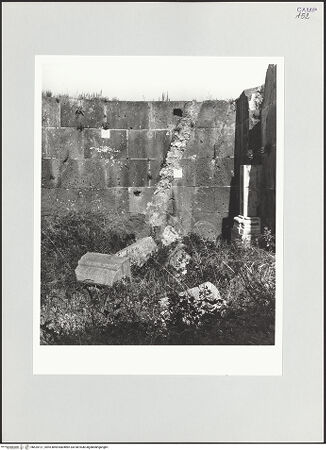 Vorderseite von Bibliotheca Hertziana [https://www.deutsche-digitale-bibliothek.de/content/lizenzen/rv-fz/] Arco di Federico II (Porta Capuana)Nordturm - Obergeschoss des Turmes, Teilansicht, bh525121_recto. Foto: Schwarz, Heinrich Mathias.