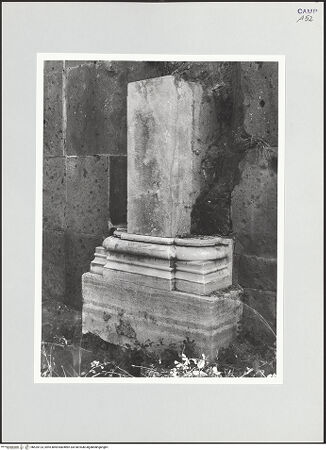 Vorderseite von Bibliotheca Hertziana [https://www.deutsche-digitale-bibliothek.de/content/lizenzen/rv-fz/] Arco di Federico II (Porta Capuana)Nordturm - Obergeschoss des Turmes, Detail: Pilaster, bh525123_recto. Foto: Schwarz, Heinrich Mathias.