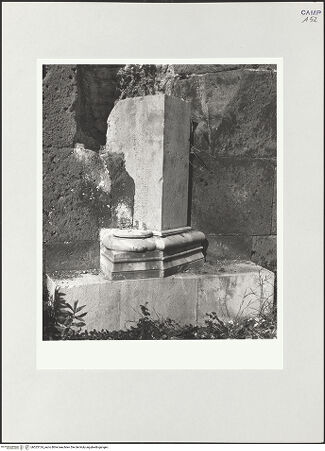 Vorderseite von Bibliotheca Hertziana [https://www.deutsche-digitale-bibliothek.de/content/lizenzen/rv-fz/] Arco di Federico II (Porta Capuana)Nordturm - Obergeschoss des Turmes, Detail: Säulenbasis, bh525124_recto. Foto: Schwarz, Heinrich Mathias.