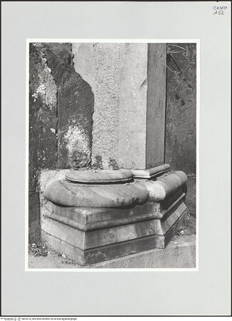 Vorderseite von Bibliotheca Hertziana [https://www.deutsche-digitale-bibliothek.de/content/lizenzen/rv-fz/] Arco di Federico II (Porta Capuana)Nordturm - Obergeschoss des rechten Turmes,Detail: Säulenbasis, bh525125_recto. Foto: Schwarz, Heinrich Mathias.