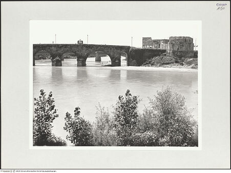 Vorderseite von Bibliotheca Hertziana [https://www.deutsche-digitale-bibliothek.de/content/lizenzen/rv-fz/] Arco di Federico II (Porta Capuana) - Ansicht von Südosten, bh525128_recto. Foto: Schwarz, Heinrich Mathias.