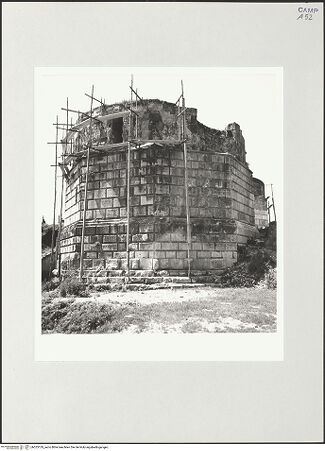 Vorderseite von Bibliotheca Hertziana [https://www.deutsche-digitale-bibliothek.de/content/lizenzen/rv-fz/] Arco di Federico II (Porta Capuana)Nordturm - Ansicht von Osten, bh525129_recto. Foto: Schwarz, Heinrich Mathias.