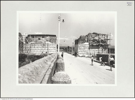 Vorderseite von Bibliotheca Hertziana [https://www.deutsche-digitale-bibliothek.de/content/lizenzen/rv-fz/] Arco di Federico II (Porta Capuana) - Brücke und Tor, Frontalansicht, bh525130_recto. Foto: Schwarz, Heinrich Mathias.