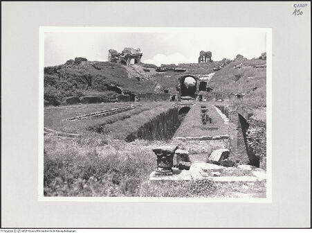 Vorderseite von Bibliotheca Hertziana [https://www.deutsche-digitale-bibliothek.de/content/lizenzen/rv-fz/] Anfiteatro Campano - Innenansicht, bh525133_recto. Foto: Schwarz, Heinrich Mathias.