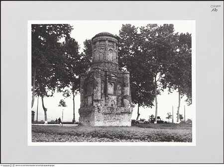 Vorderseite von Bibliotheca Hertziana [https://www.deutsche-digitale-bibliothek.de/content/lizenzen/rv-fz/] Römisches Grabmal, genannt "Conocchia" - Gesamtansicht von Süden, bh525134_recto. Foto: Schwarz, Heinrich Mathias.