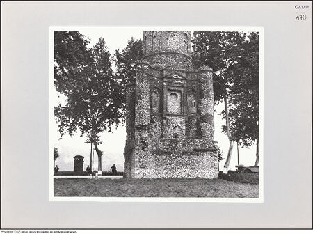 Vorderseite von Bibliotheca Hertziana [https://www.deutsche-digitale-bibliothek.de/content/lizenzen/rv-fz/] Römisches Grabmal, genannt "Conocchia" - Teilansicht von Süden, bh525135_recto. Foto: Schwarz, Heinrich Mathias.