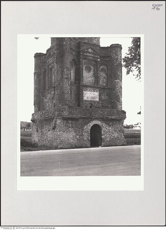 Vorderseite von Bibliotheca Hertziana [https://www.deutsche-digitale-bibliothek.de/content/lizenzen/rv-fz/] Römisches Grabmal, genannt "Conocchia" - Teilansicht, bh525137_recto. Foto: Schwarz, Heinrich Mathias.